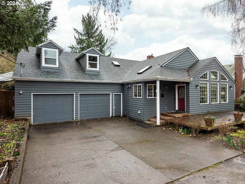 Property Photo:  7636 SW Capitol Hill Rd  OR 97219 