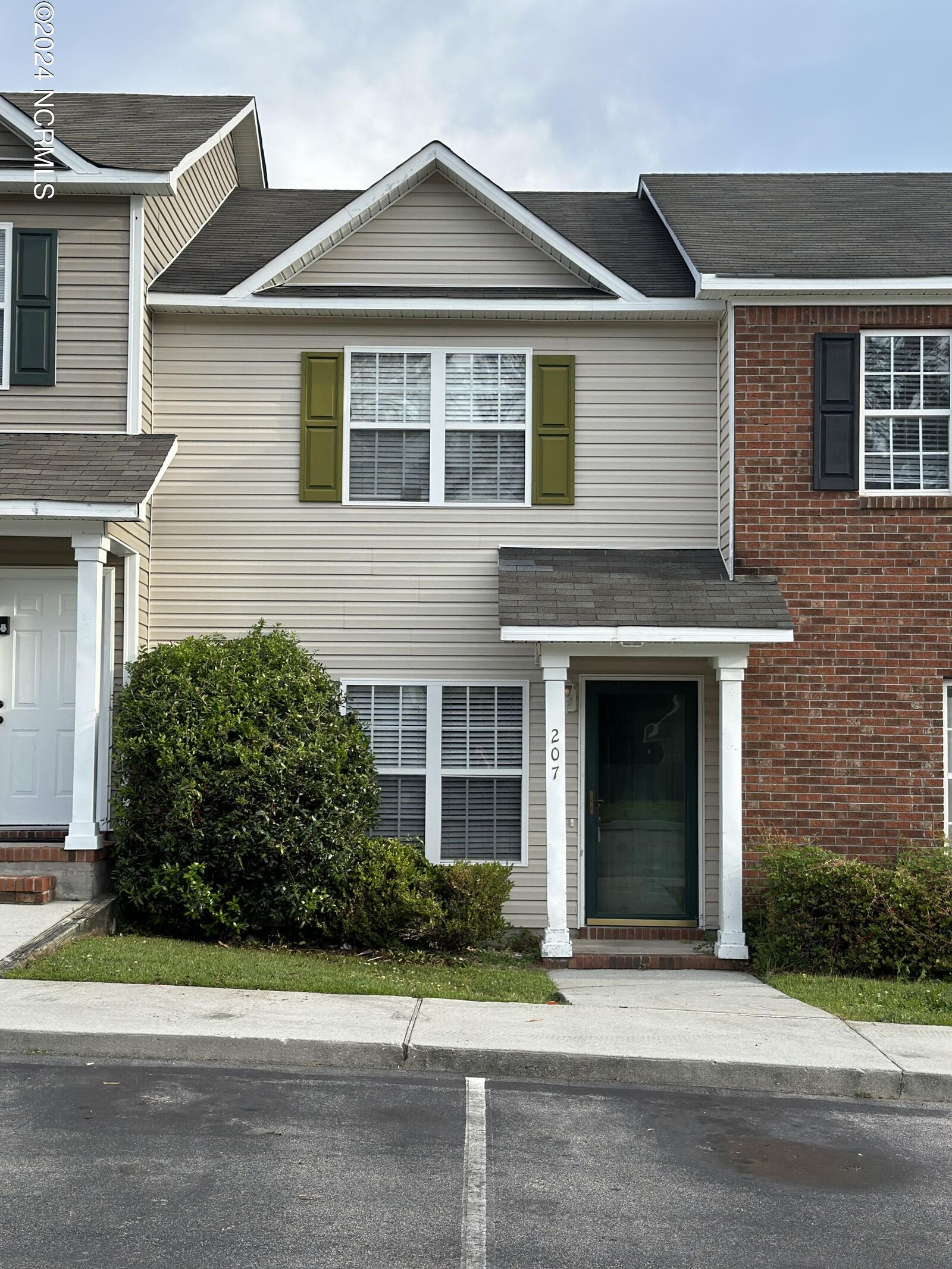 Property Photo:  207 Meadowbrook Lane  NC 28546 