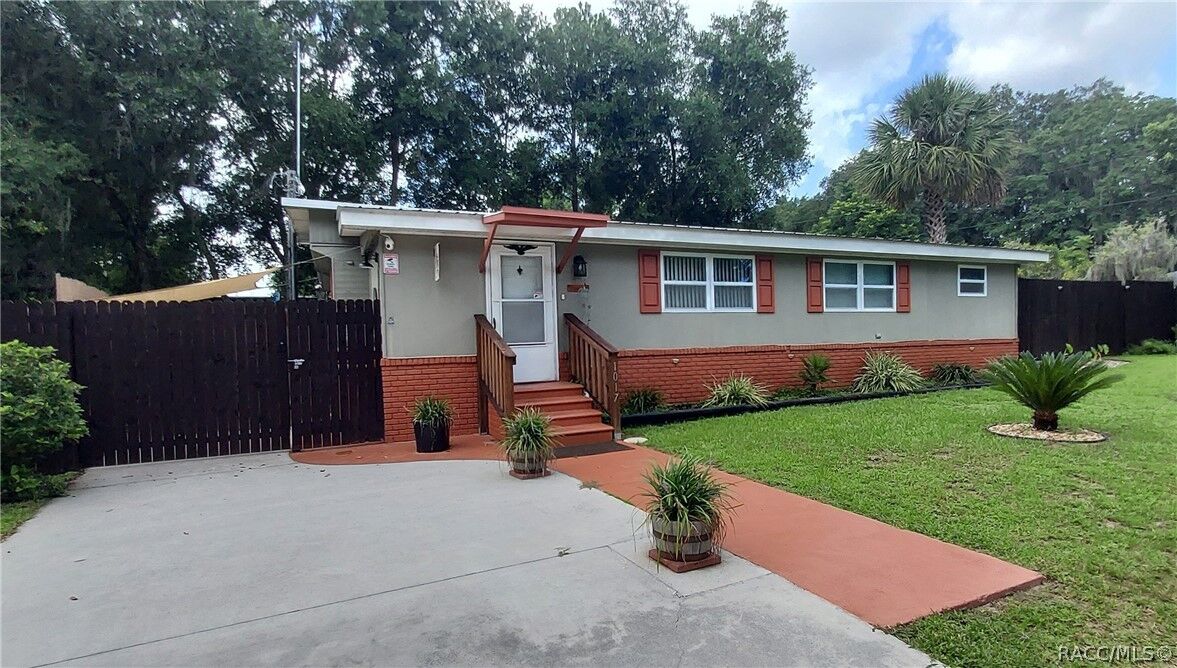 Property Photo: 1017 Mossy Oak Drive FL 34450