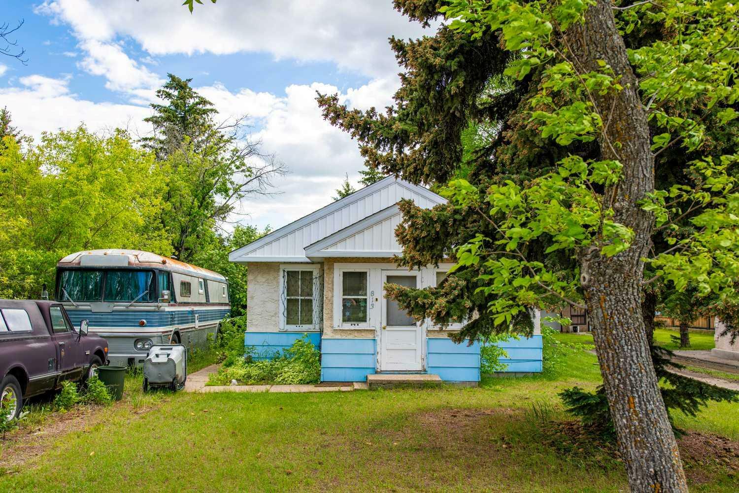 Property Photo:  813 9 Avenue  AB T9W 1B9 