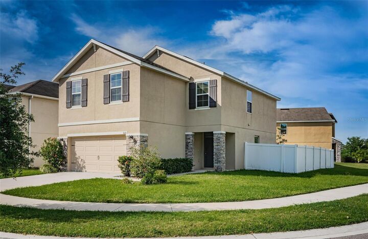 Property Photo: 1021 Ashentree Drive FL 33563