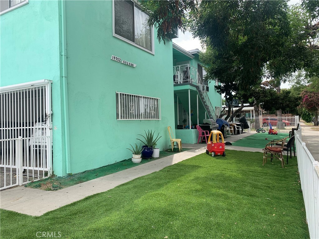 Property Photo:  14902 Sylvan Street  CA 91411 