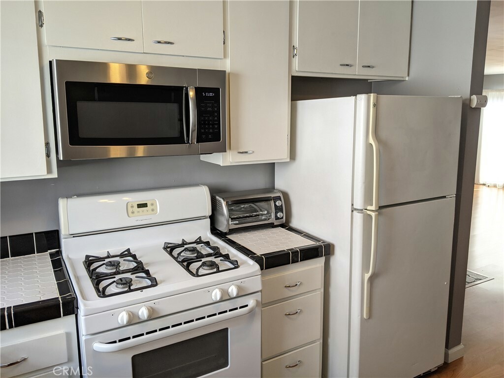 Property Photo:  1840 Camden Avenue 202  CA 90025 