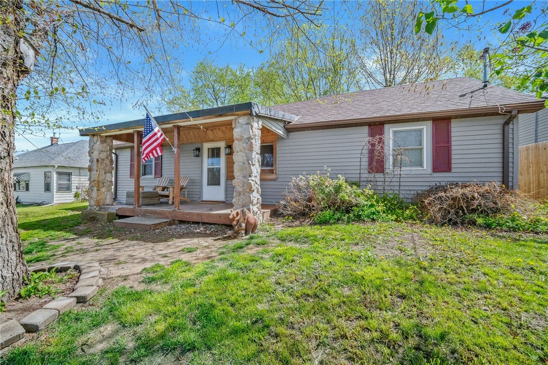 Property Photo:  809 N Roche Street  IA 50138 