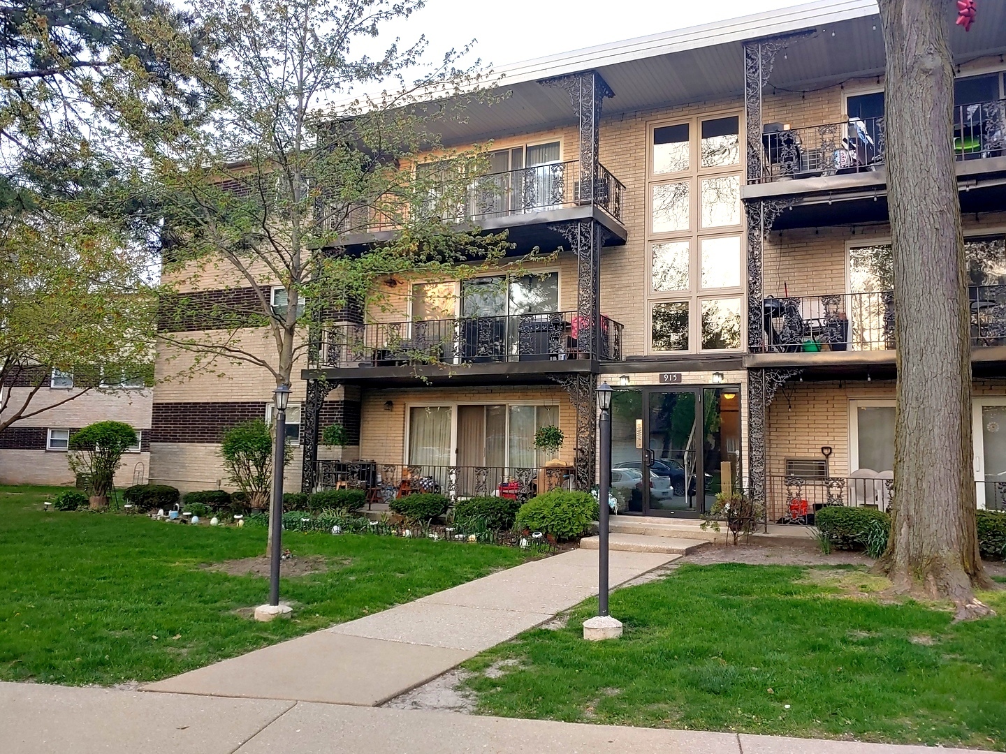 Property Photo: 915 8th Avenue 11 IL 60525
