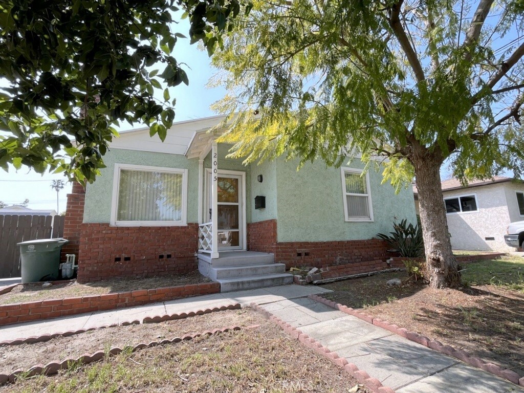 Property Photo: 2005 N Evergreen Street CA 91505