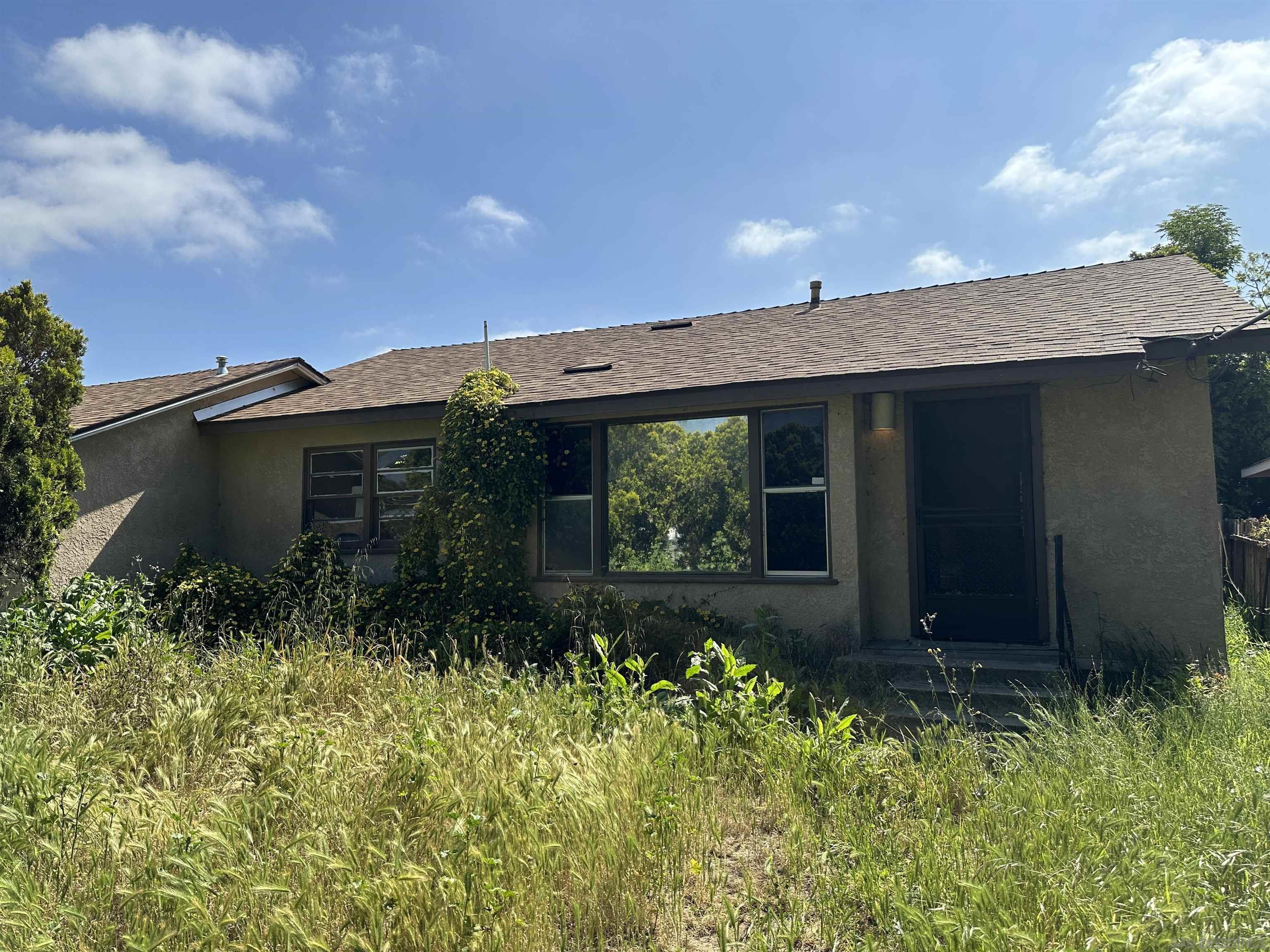 Property Photo: 1627 N Santa Fe Ave CA 92084