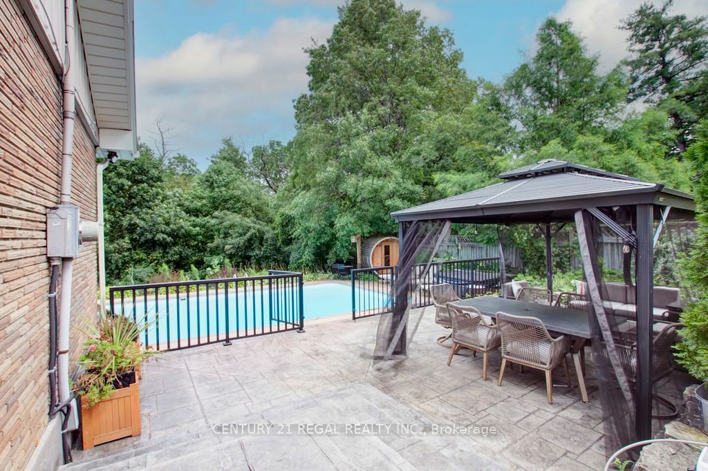 Property Photo:  22 Brentwood Dr  ON L9H 3N3 