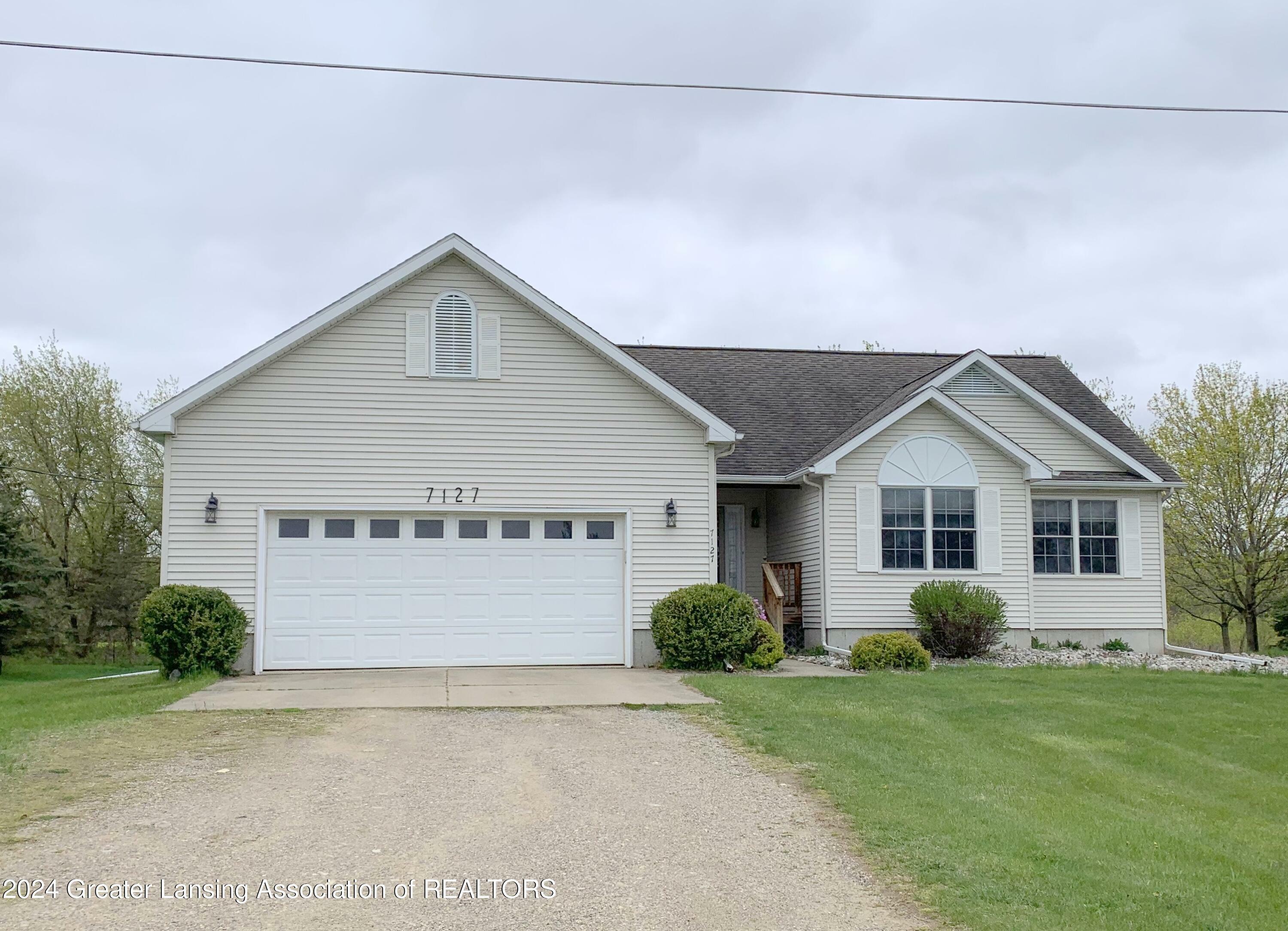 Property Photo: 7127 N Hartel Road MI 48876