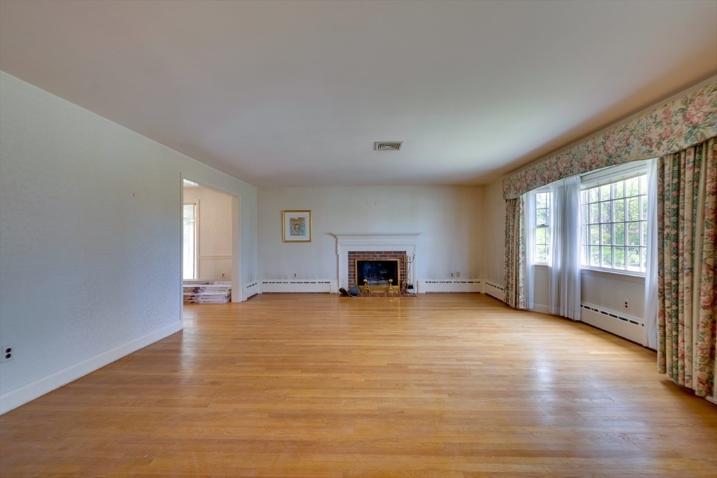 Property Photo:  10 Plymouth Rd Sf  MA 01890 