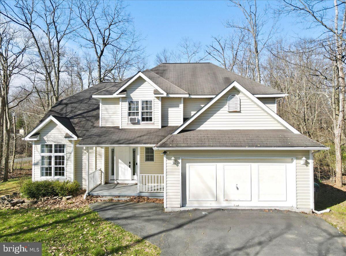 Property Photo: 1005 Salamanca Drive PA 18466