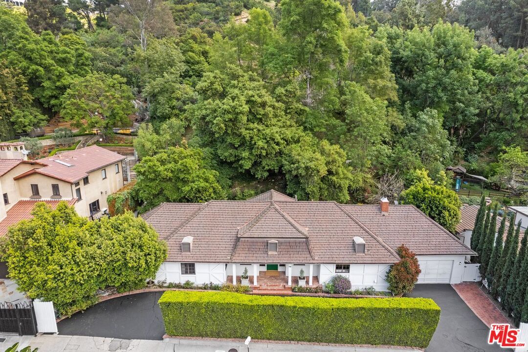 Property Photo: 1318 Roscomare Rd CA 90077