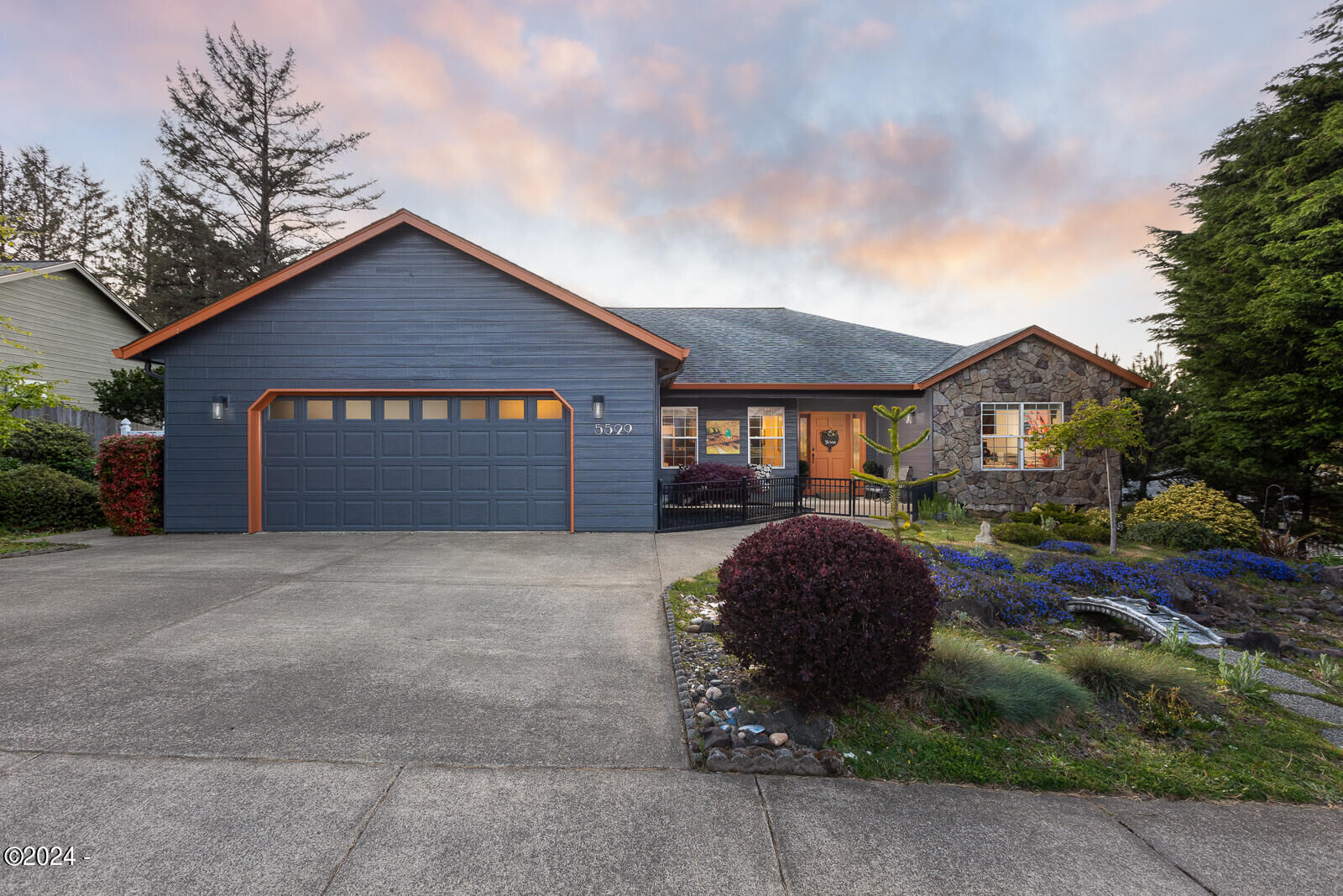 Property Photo: 5529 NE Voyage Avenue OR 97367