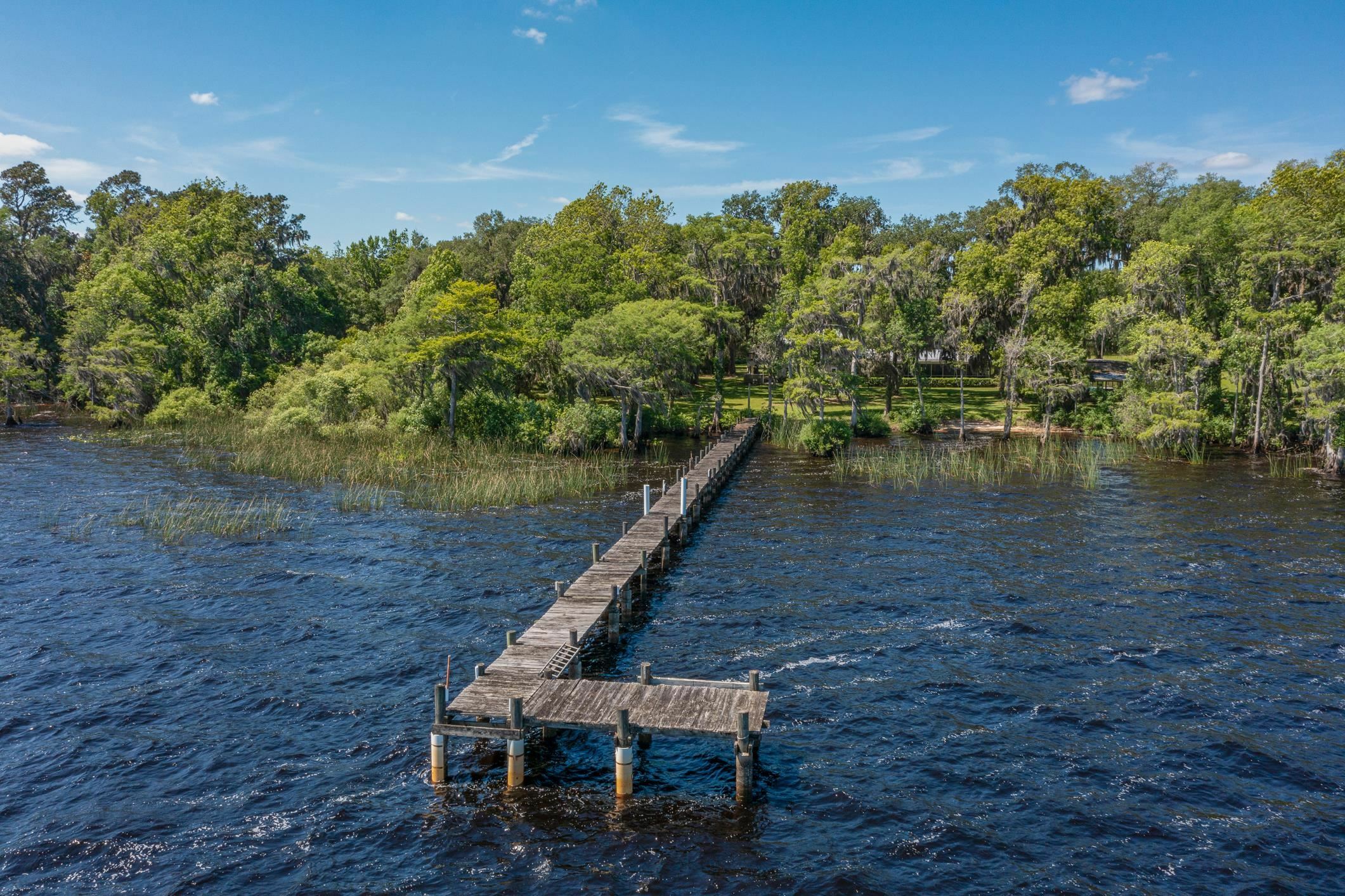 Property Photo: 105 Union Ave FL 32112