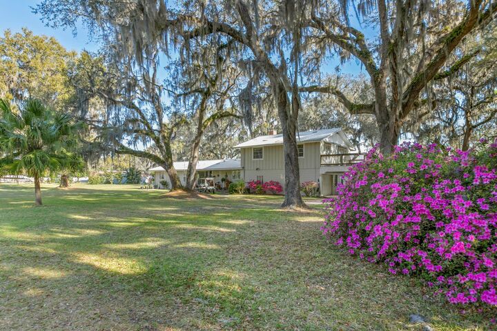 Property Photo:  105 Union Ave  FL 32112 