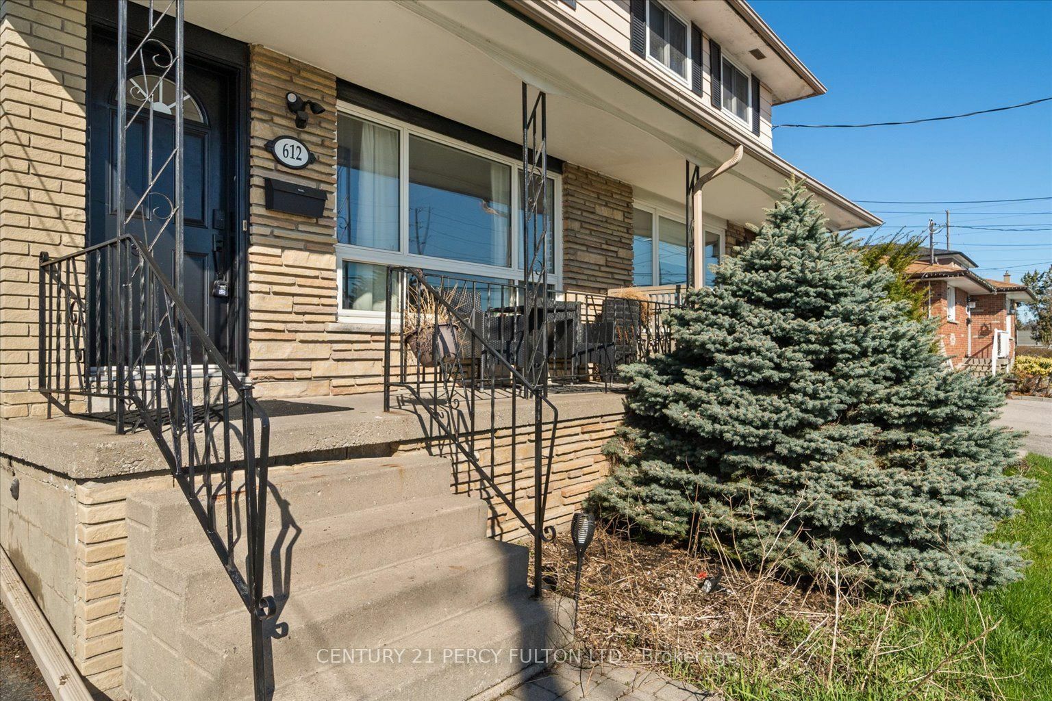 Property Photo:  612 Farewell St  ON L1H 6N1 