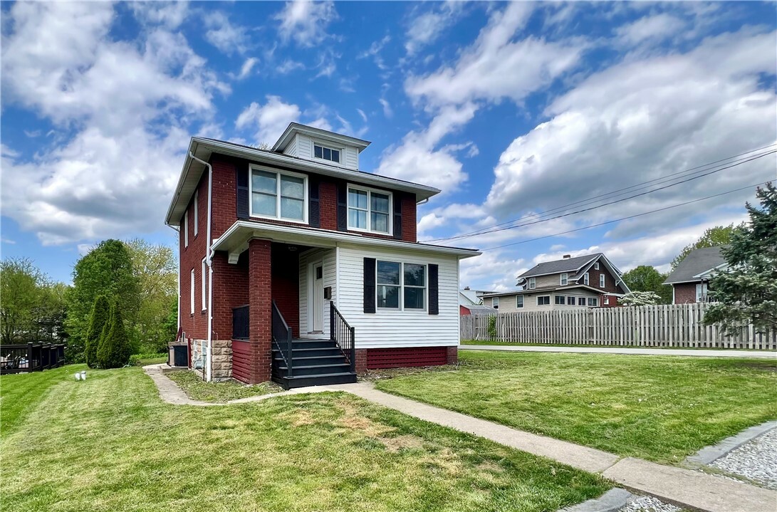 Property Photo:  814 Elm St  PA 15642 