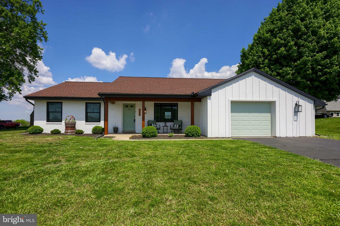 Property Photo:  1739 Pioneer Road  PA 17602 
