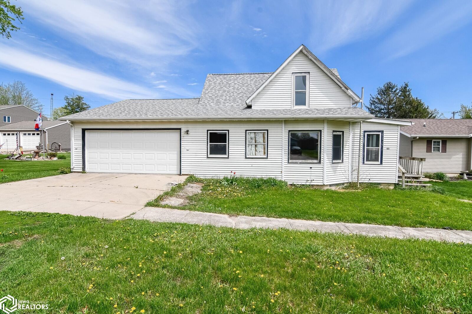 Property Photo:  206 McMartin St  IA 50609 