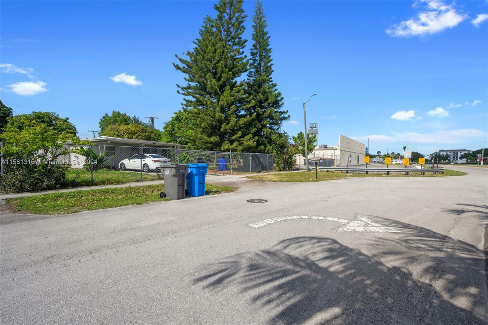 Property Photo:  4201 SW 41st St  FL 33023 