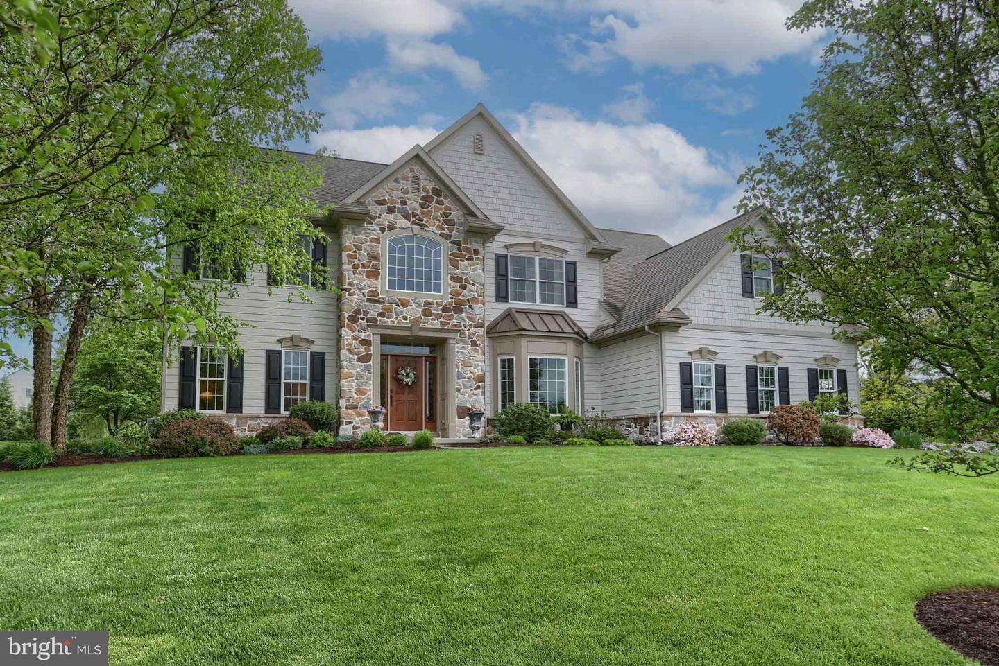 Property Photo:  933 Meadowood Circle  PA 17042 