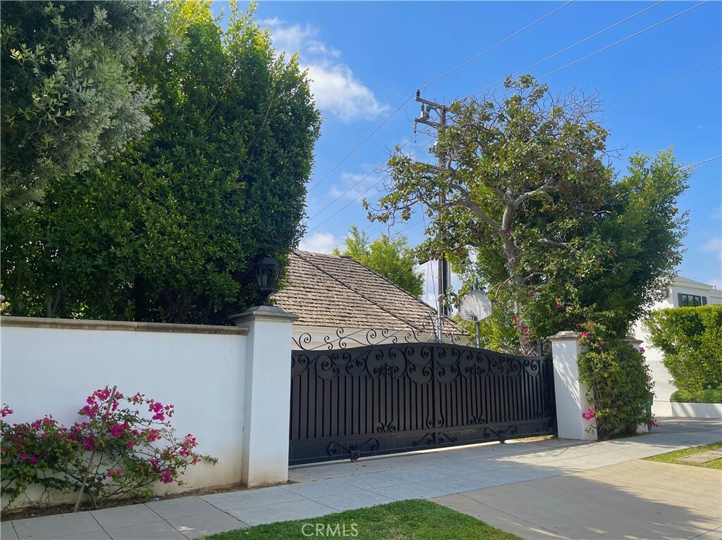 Property Photo:  631 N Hillcrest Road  CA 90210 