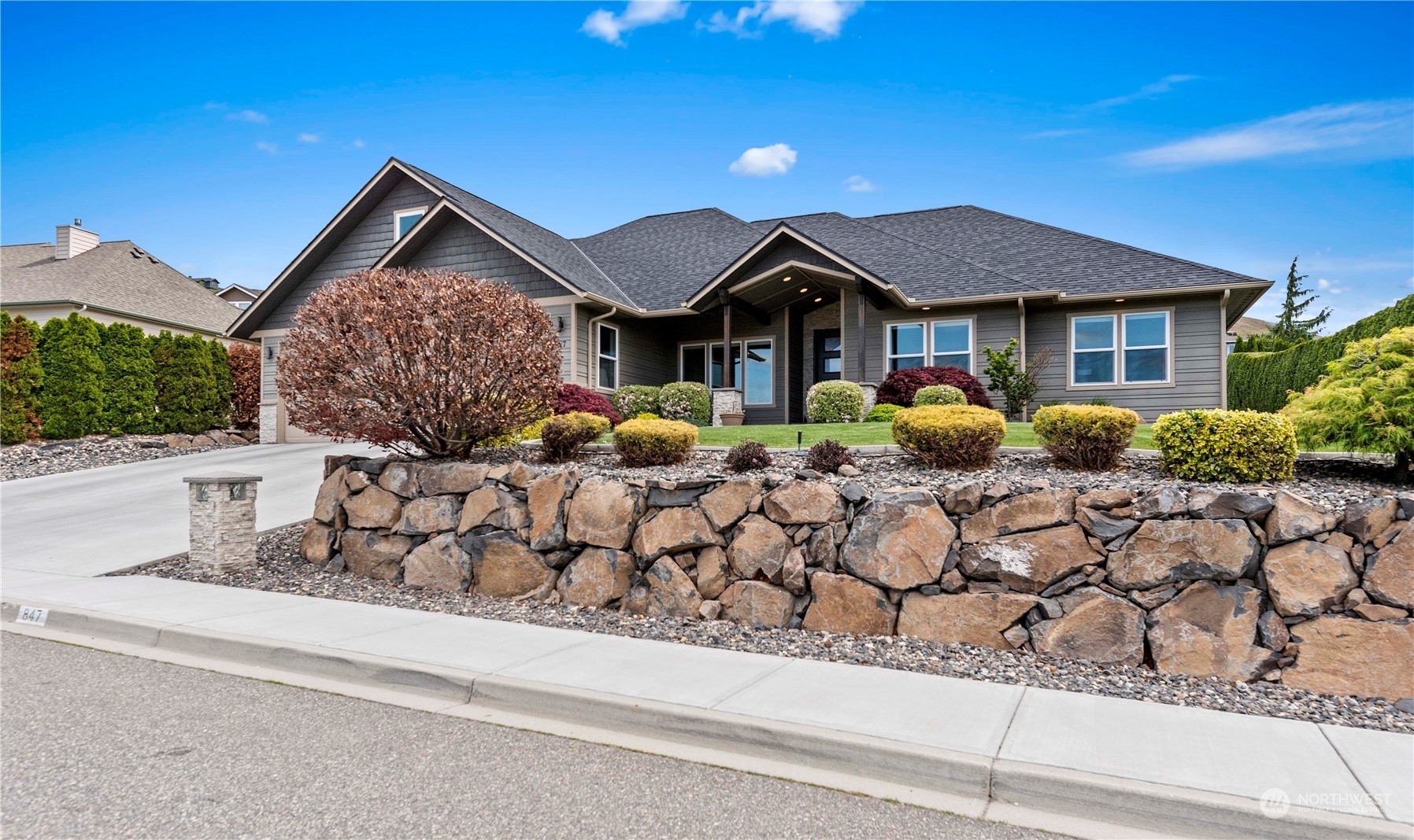 Property Photo:  847 Briarwood Terrace  WA 98802 