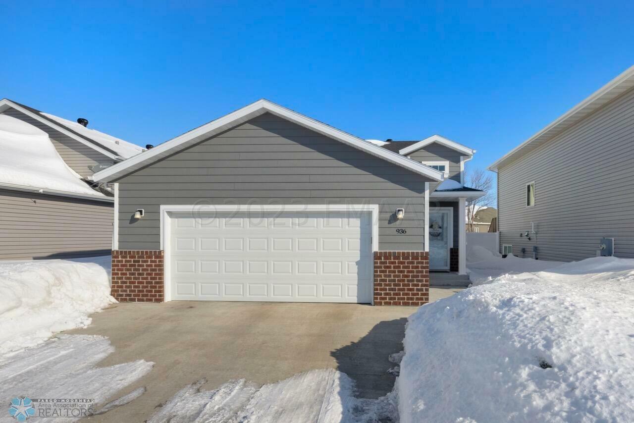 Property Photo: 936 27 Avenue W ND 58078