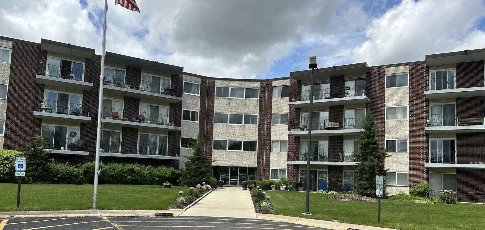 Property Photo:  5540 Walnut Avenue 33A  IL 60515 