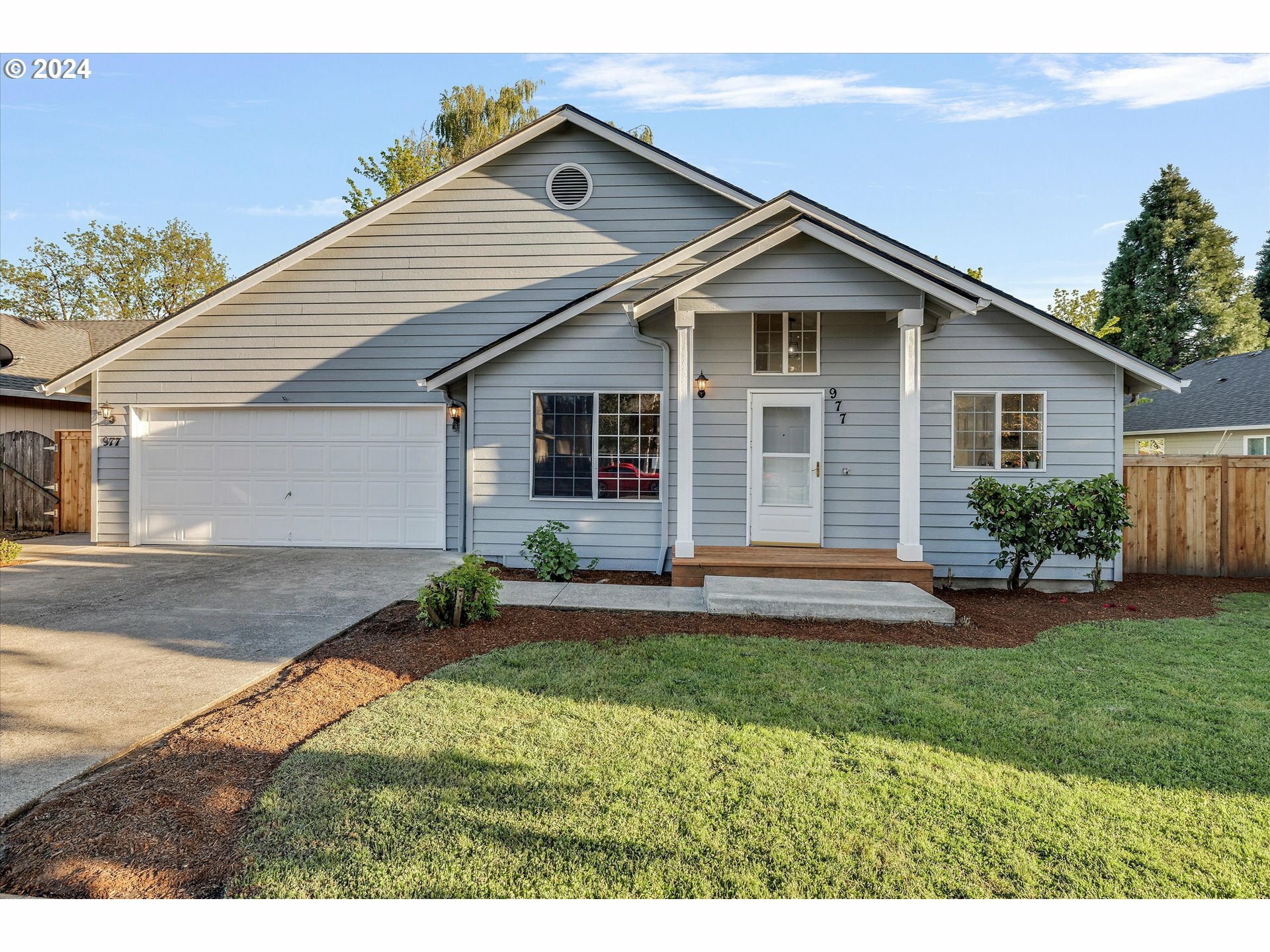 Property Photo:  977 S Palmetto St  OR 97113 