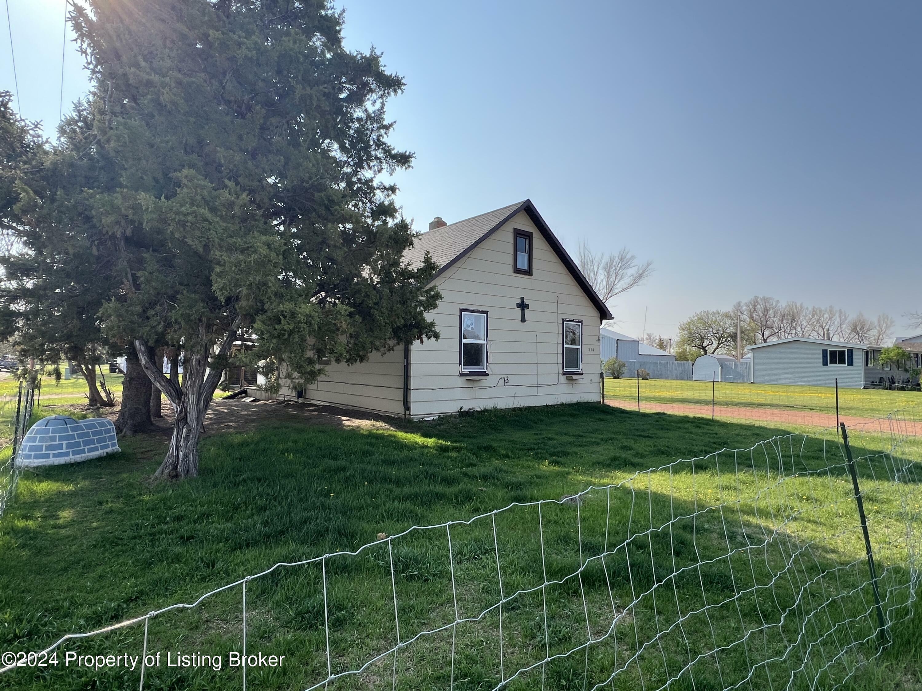 Property Photo:  314 3rd Street NW  ND 58622 