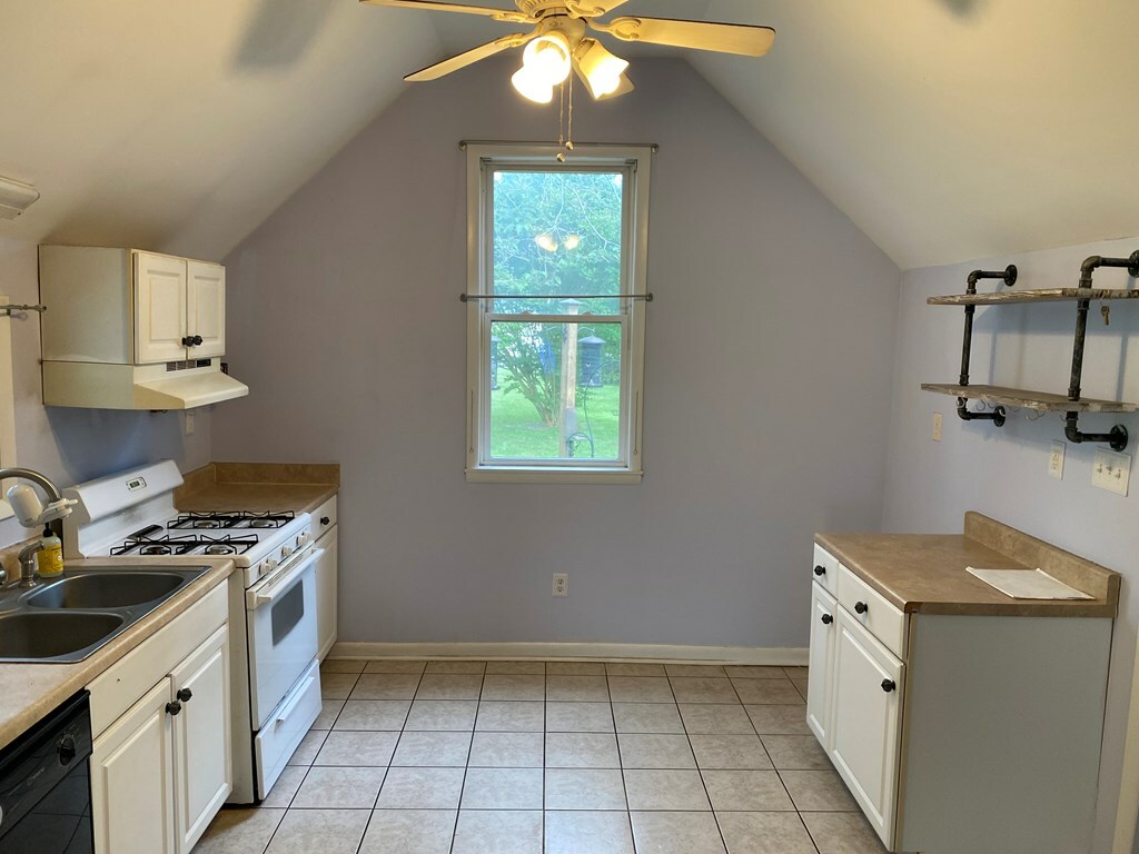 Property Photo:  198 Market St  VA 23417 