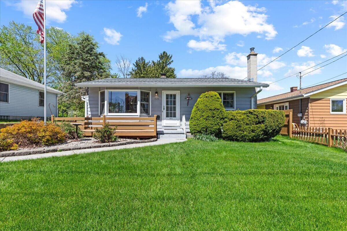 Property Photo:  1726 Taylor Ln  WI 53090 