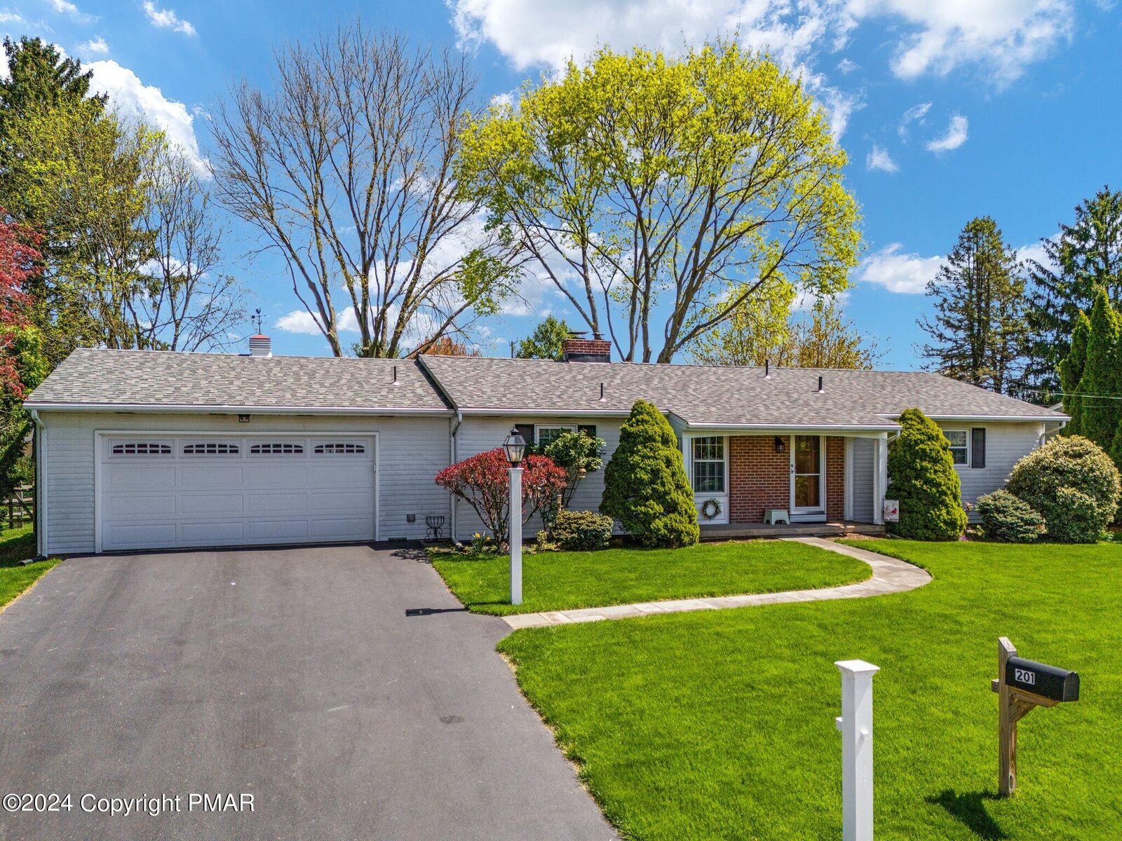 Property Photo:  201 Ridgewood Road  PA 18045 