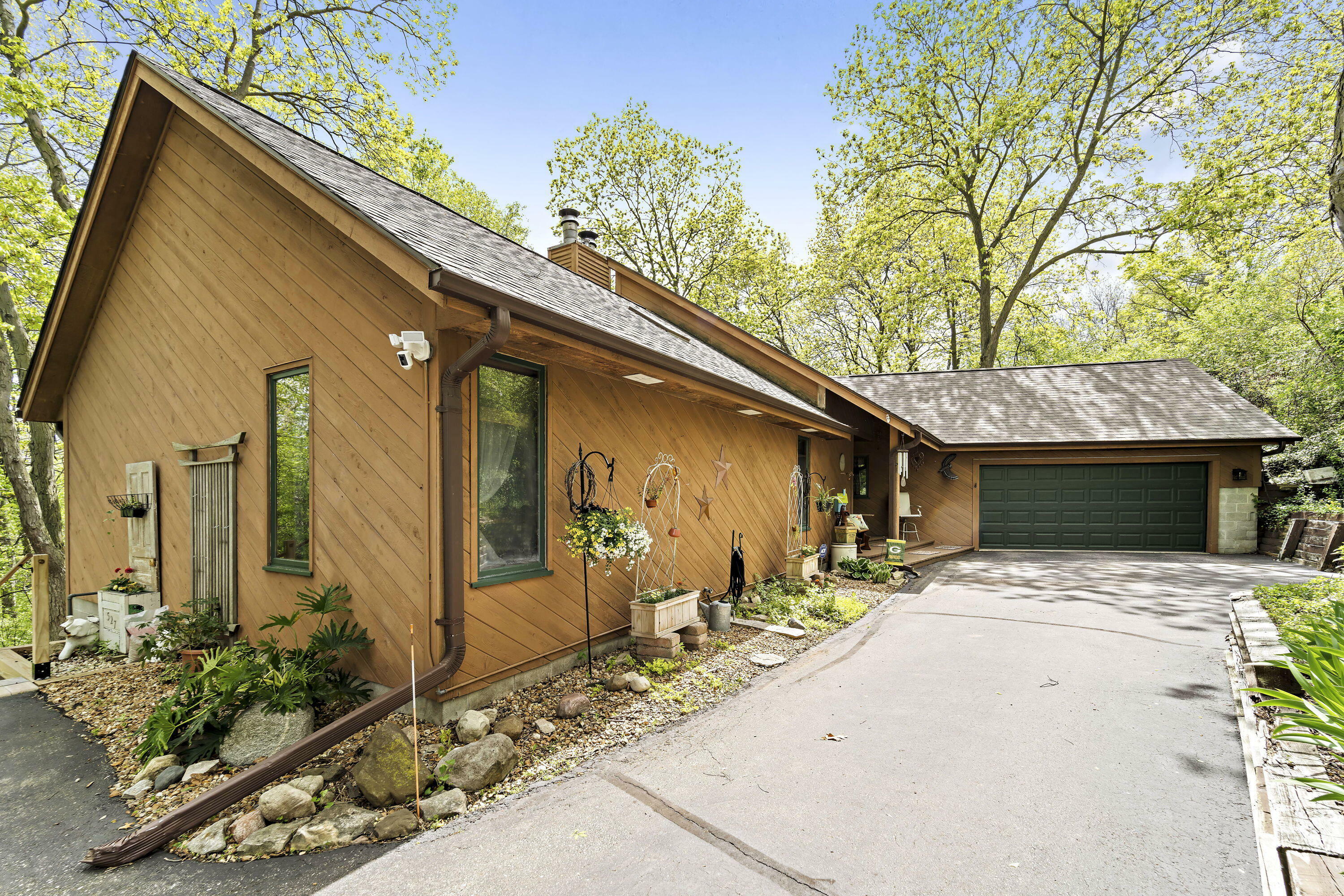 Property Photo:  2121 Harris-Highland Dr  WI 53188 