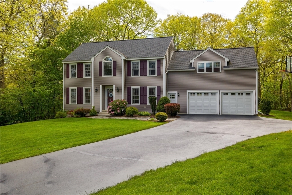 Property Photo:  7 Sturbridge Circle  MA 01545 