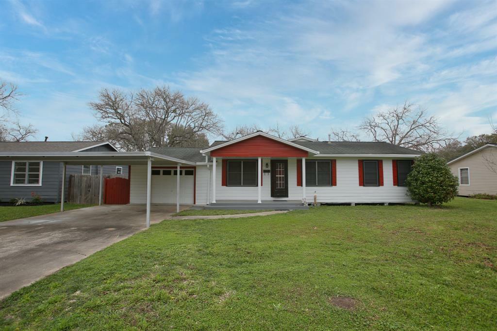 Property Photo:  305 Yaupon Street  TX 77480 