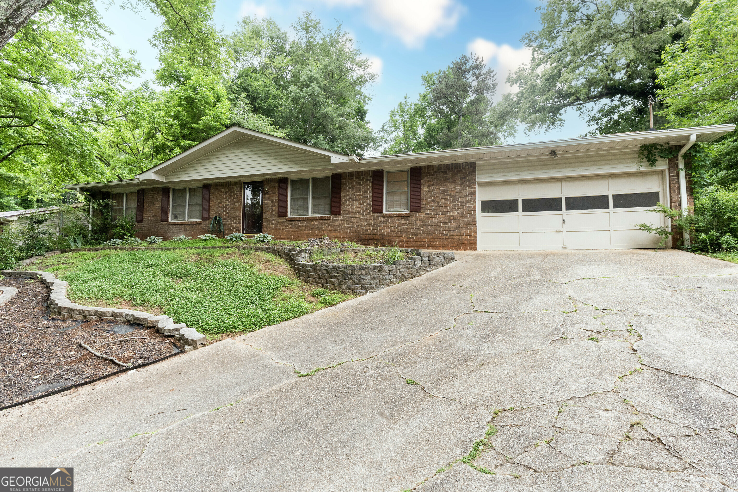 Property Photo: 6260 Shallowford Way GA 30135