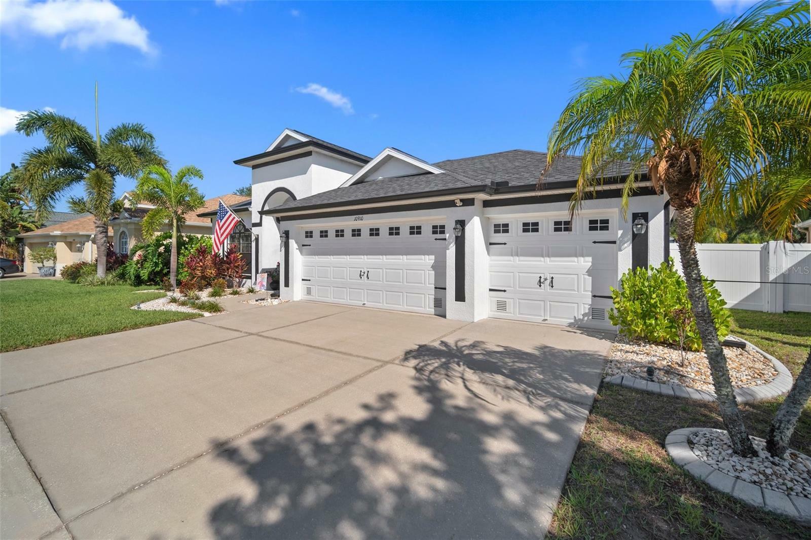 Property Photo: 10910 Australian Pine Drive FL 33579