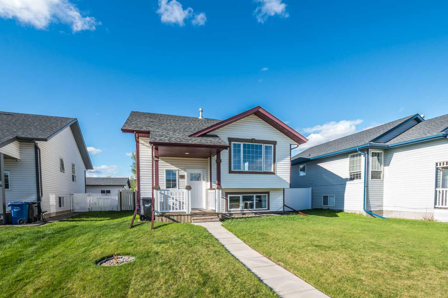 12 Johnson Close  Penhold AB T0M 1R0 photo