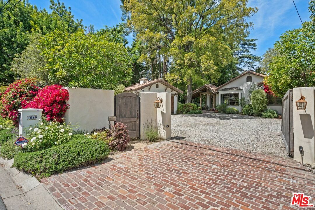 Property Photo:  4680   White Oak Ave  CA 91316 