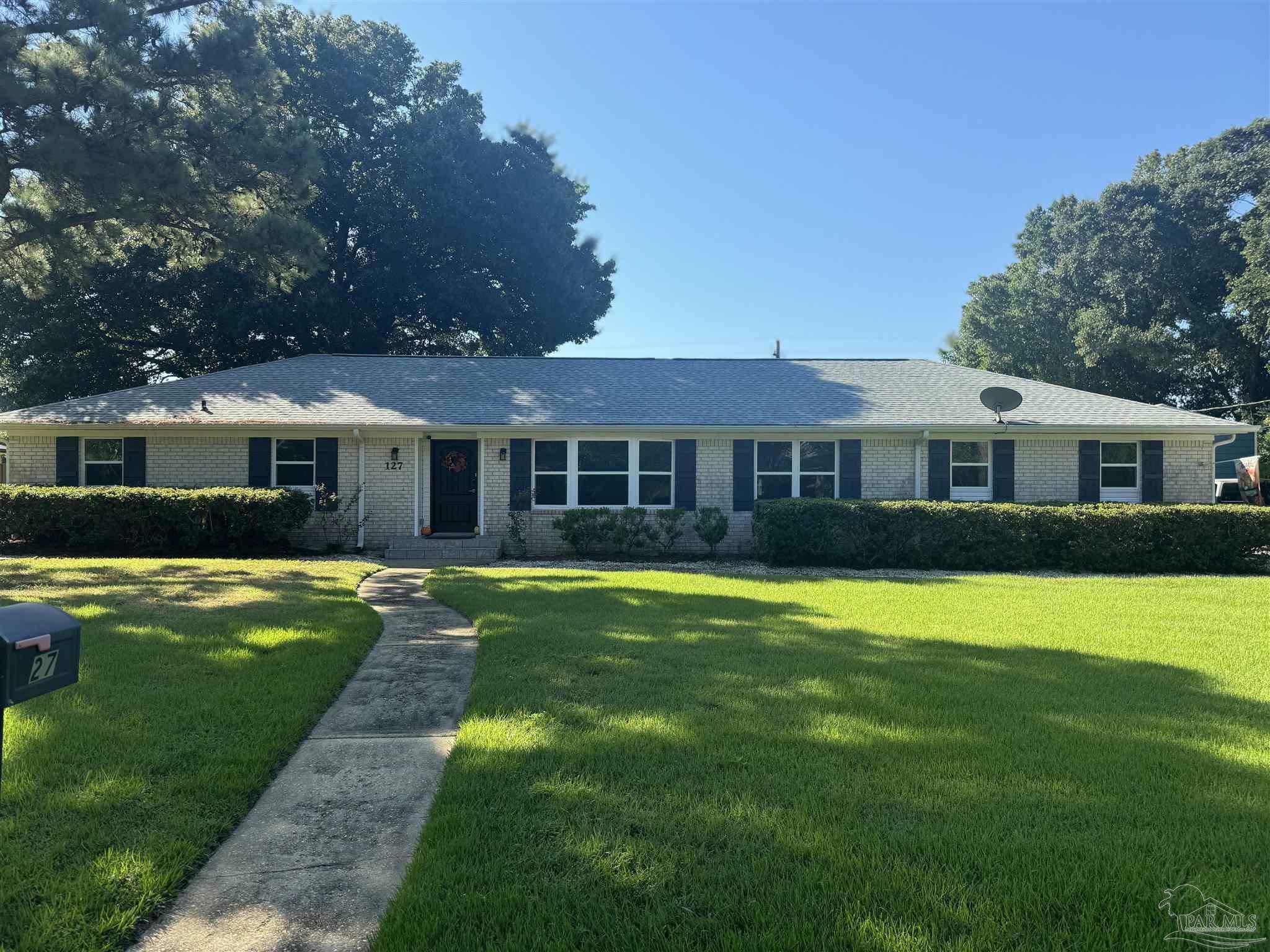 Property Photo: 127 Windsor Pl FL 32561