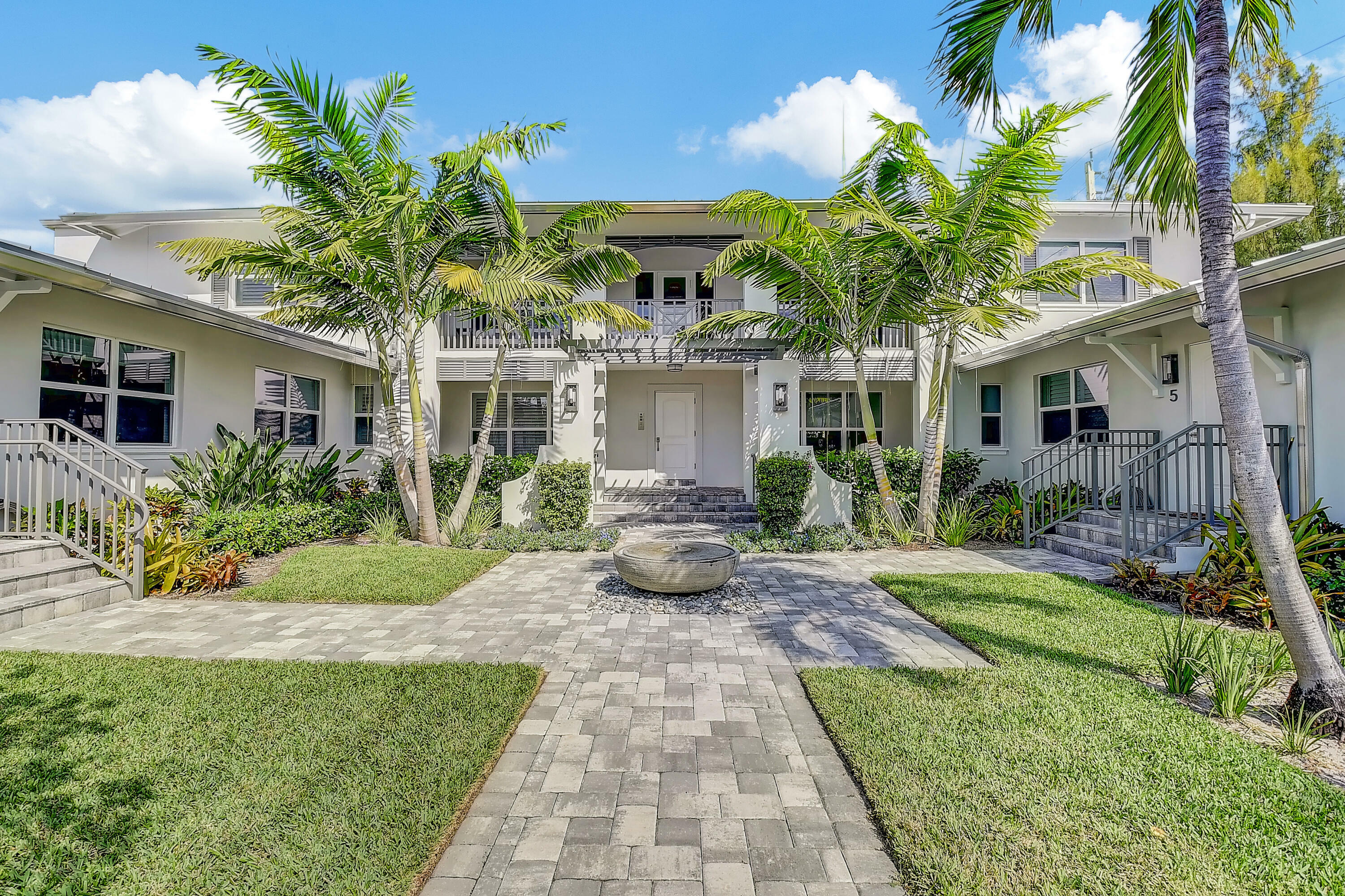 Property Photo:  1025 Casuarina Road 7  FL 33483 