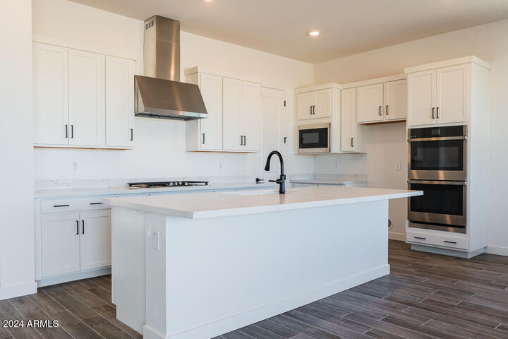 Property Photo: 3640 W Summerside Road AZ 85339