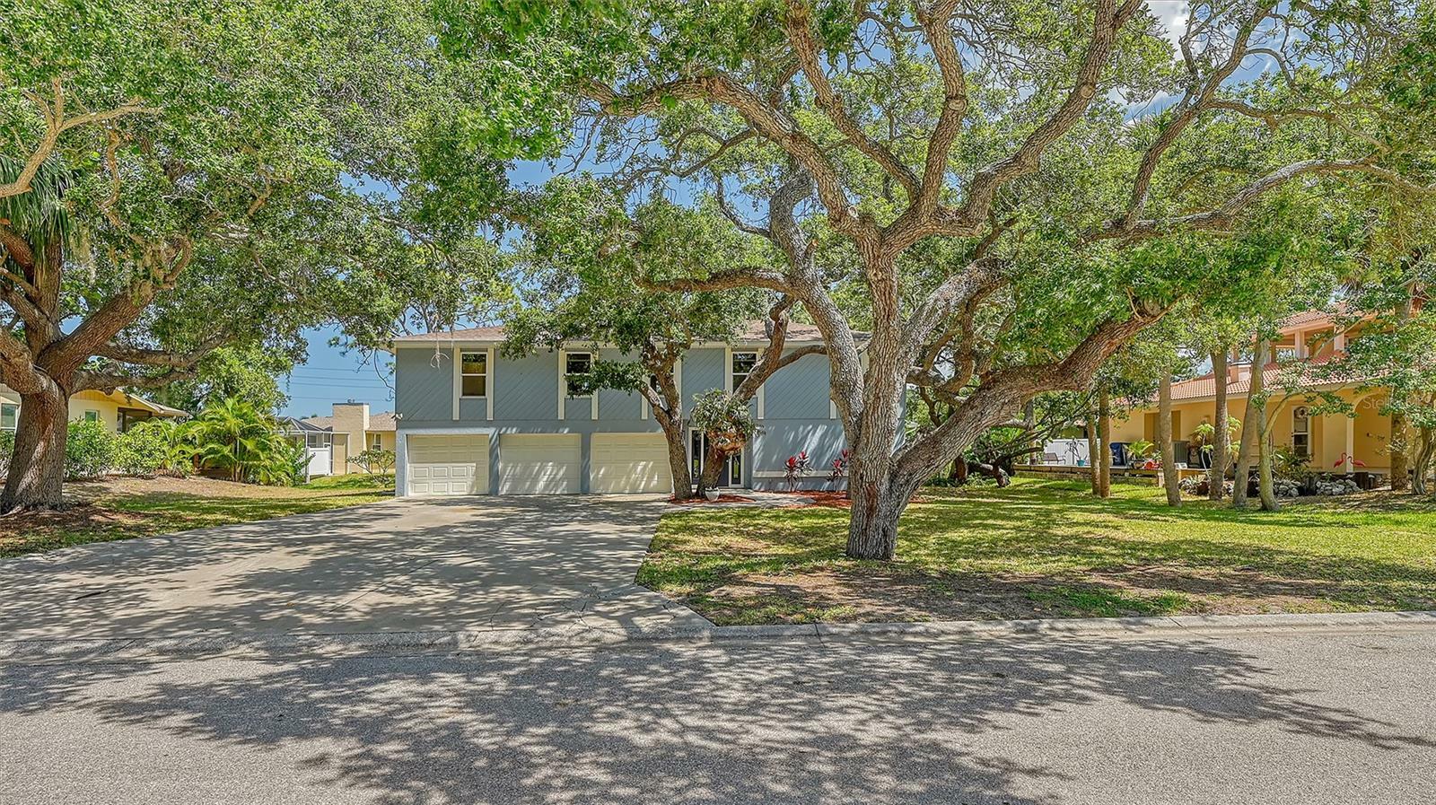 Property Photo:  1647 Baywinds Lane  FL 34231 