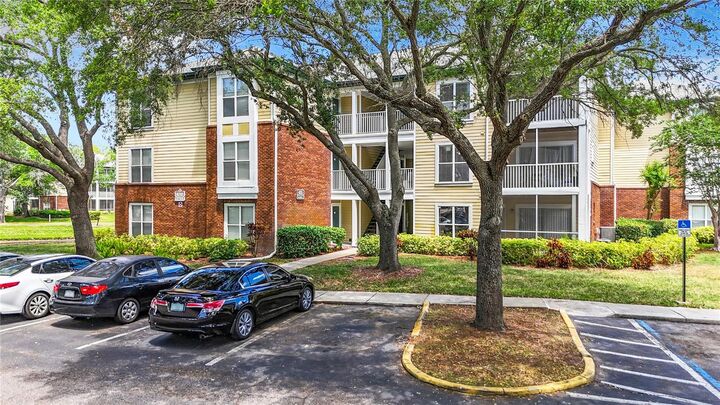 Property Photo: 4211 Chatham Oak Court 104 FL 33624