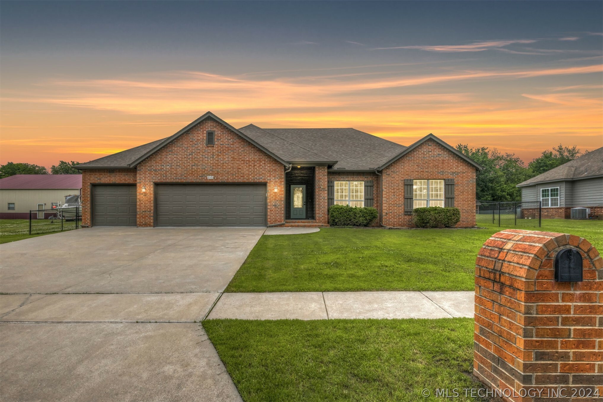 Property Photo:  215 S Hickory Place  OK 74012 