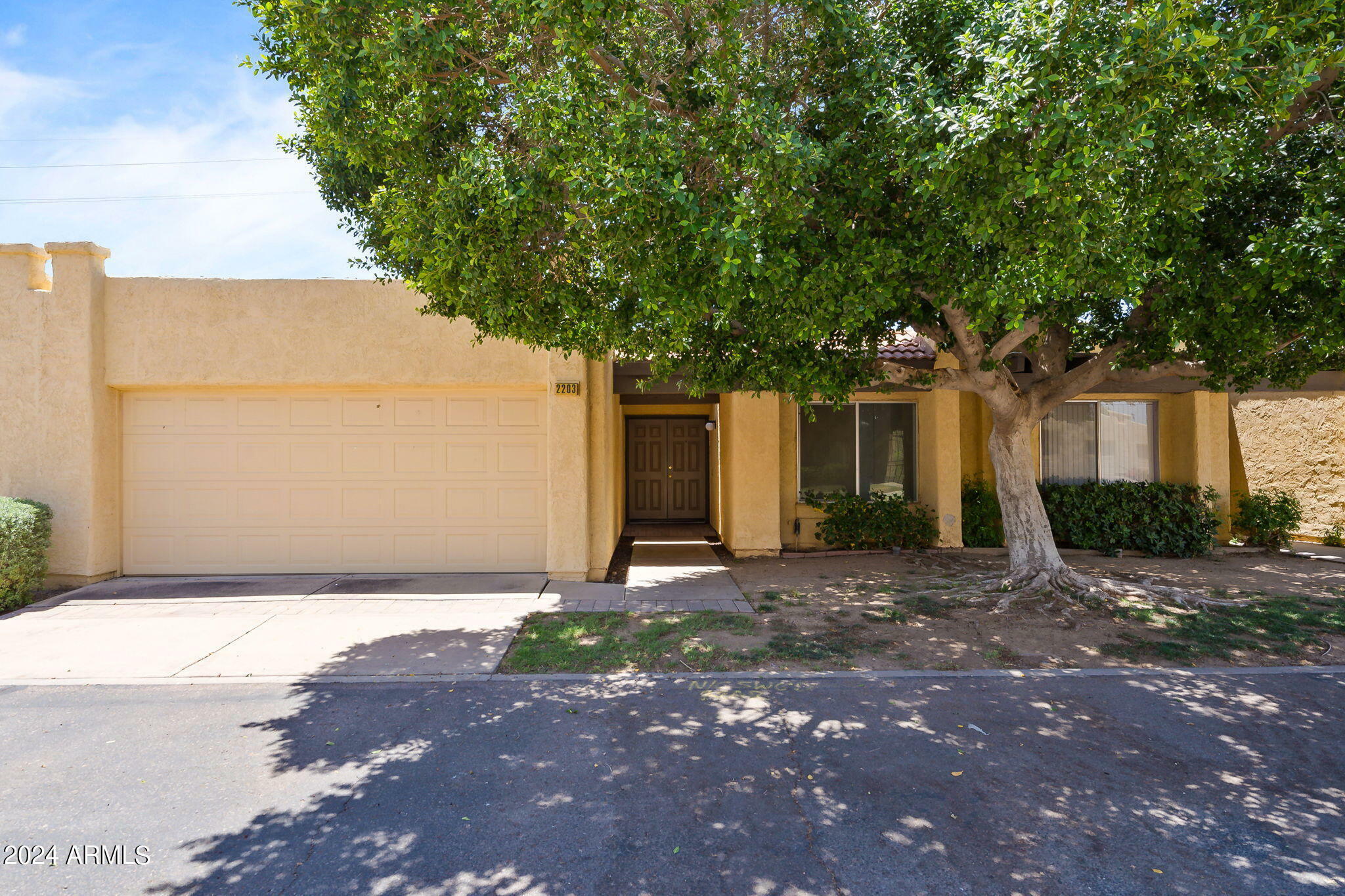 Property Photo:  2203 W Claremont Street  AZ 85015 