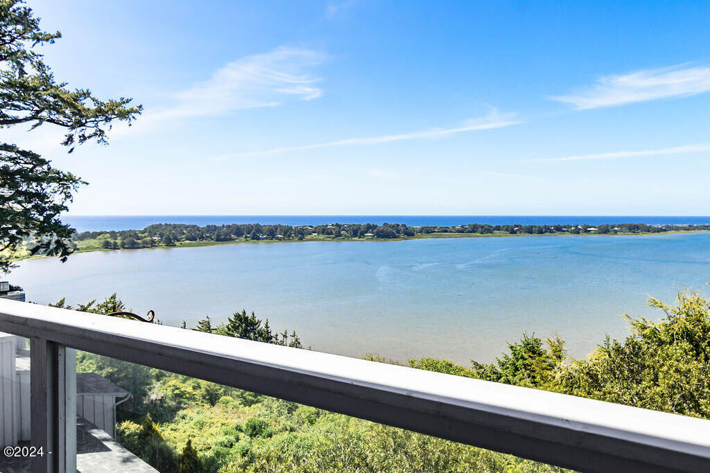 Property Photo:  27 Bluffs Ct 27  OR 97388 