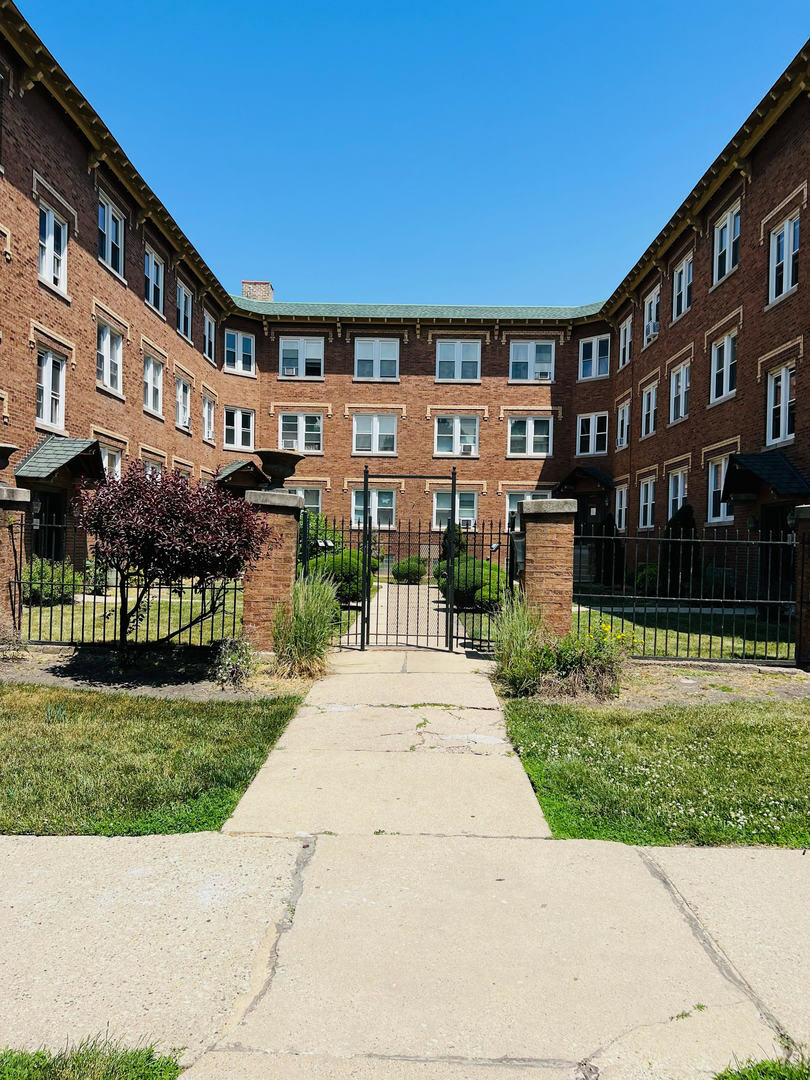 Property Photo:  4814 W Hutchinson Street 2A  IL 60641 